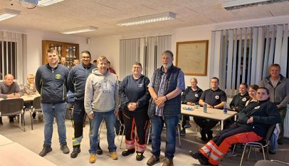 Ralf Rehbock (Helfer vor Ort) und Yvonne Kühne (Mobile Retter) bedanken sich bei Dr. von Pritzbuer, Robi Schrenk und Eric Wessel für den interaktiven Vortrag.