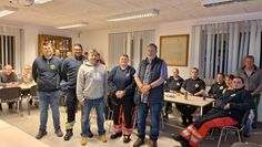 Ralf Rehbock (Helfer vor Ort) und Yvonne Kühne (Mobile Retter) bedanken sich bei Dr. von Pritzbuer, Robi Schrenk und Eric Wessel für den interaktiven Vortrag.