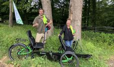 René Möllenkamp und Anja Kraft mit einem neuen inklusiven Tandem-E-Bike.
