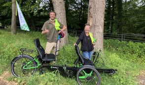René Möllenkamp und Anja Kraft mit einem neuen inklusiven Tandem-E-Bike.