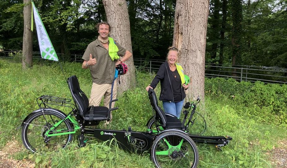 René Möllenkamp und Anja Kraft mit einem neuen inklusiven Tandem-E-Bike.