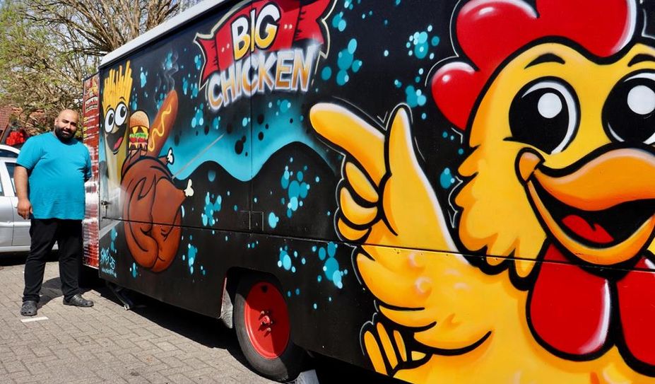 B. Adirman vor dem selbst gestalteten Verkaufswagen, der ab sofort in der Riesstraße zu finden ist.