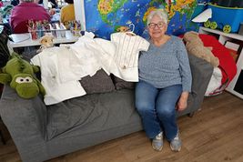 Karla Ehnert präsentiert stolz ihre genähten Taufkleider.