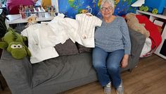 Karla Ehnert präsentiert stolz ihre genähten Taufkleider.