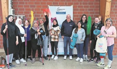 Osterholz-Scharmbeck (eb). Am Samstag, 27. April, fand erneut ein interkultureller Frauensporttag im Jugendhaus am Pumpelberg statt. Das Haus der Kulturen hatte in Zusammenarbeit mit dem Landessportbund und dem Jugendhaus Frauen zum Sportmachen eingeladen. Es wurde ein geschützter Raum geschaffen und ein vielfältiges Programm geboten. Die 16 Teilnehmerinnen absolvierten Schnupperkurse in Yoga, Pilates, Funktionsgymnastik und orientalischem Tanzen. Der nächste interkulturelle Sporttag wird am Samstag, 26. Oktober stattfinden.