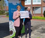 Anika Müller (links) übergibt den Spendenscheck an Stephanie Musik vom Tierschutzverein, die sich sehr dankbar zeigt.