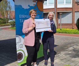 Anika Müller (links) übergibt den Spendenscheck an Stephanie Musik vom Tierschutzverein, die sich sehr dankbar zeigt.