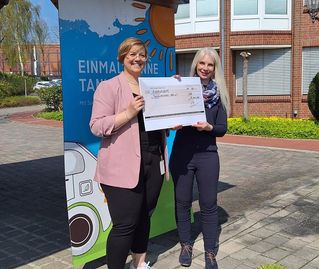Anika Müller (links) übergibt den Spendenscheck an Stephanie Musik vom Tierschutzverein, die sich sehr dankbar zeigt.