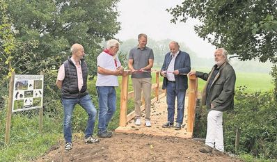 Eröffnen feierlich die Brücke (v. li.): Hartmut Spreen, Ralf Wolf, Guido Dieckmann, Klaus Böse und Hermann Kück.