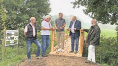 Eröffnen feierlich die Brücke (v. li.): Hartmut Spreen, Ralf Wolf, Guido Dieckmann, Klaus Böse und Hermann Kück.