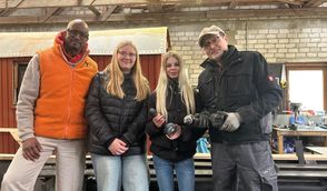 (v. l.) Yared Dibaba mit Ricarda Ruschmeyer und Emilia Geffken vom Jugendrat sowie Reiner Hildebrandt vom Verein Findorffs Erben.