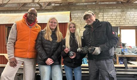(v. l.) Yared Dibaba mit Ricarda Ruschmeyer und Emilia Geffken vom Jugendrat sowie Reiner Hildebrandt vom Verein Findorffs Erben.