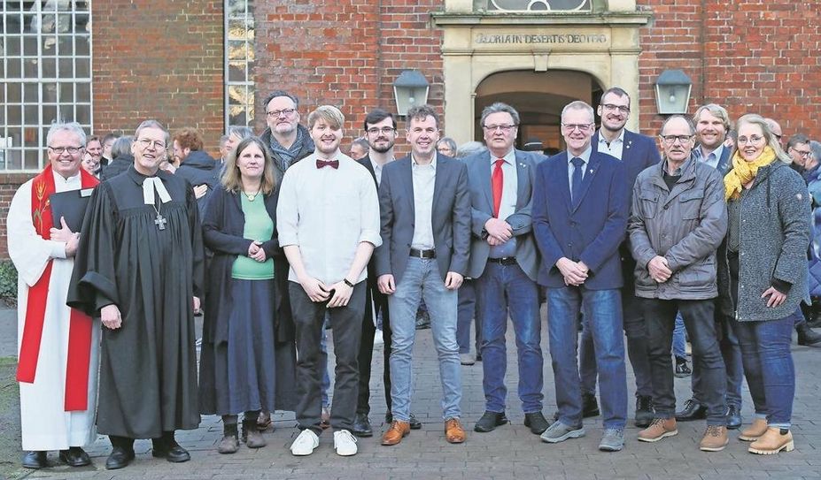 Maik Müller (vorne 4.v.l.) wurde von Regionalbischof Hans Christian Brandy (2.v.l.) in der Gnarrenburger Paulus-Kirche als Diakon eingesegnet.