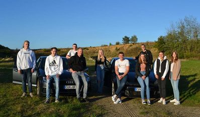 Der 2004er-Jahrgang aus Hollen (zwei Jugendliche fehlen) freute sich über die Fotosession in der Sandkuhle und berichtete von  Wünschen für die Zukunft und den schönsten Kindheitserinnerungen.
