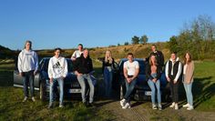 Der 2004er-Jahrgang aus Hollen (zwei Jugendliche fehlen) freute sich über die Fotosession in der Sandkuhle und berichtete von  Wünschen für die Zukunft und den schönsten Kindheitserinnerungen.