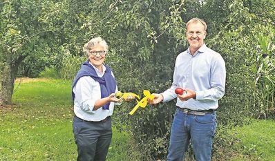 Hildburg Heitmüller und Guido Dieckmann haben bereits Äpfel und Birnen in Kirchwistedt gesammelt.