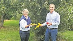 Hildburg Heitmüller und Guido Dieckmann haben bereits Äpfel und Birnen in Kirchwistedt gesammelt.