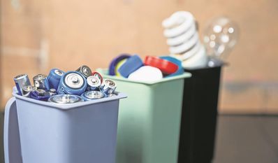 Besonders Batterien, die Lithium enthalten, können eine große Gefahr für Mensch und Umwelt darstellen.