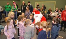 Der Weihnachtsmann wird für die Kinder kleine Überraschungen bereithalten.