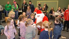 Der Weihnachtsmann wird für die Kinder kleine Überraschungen bereithalten.
