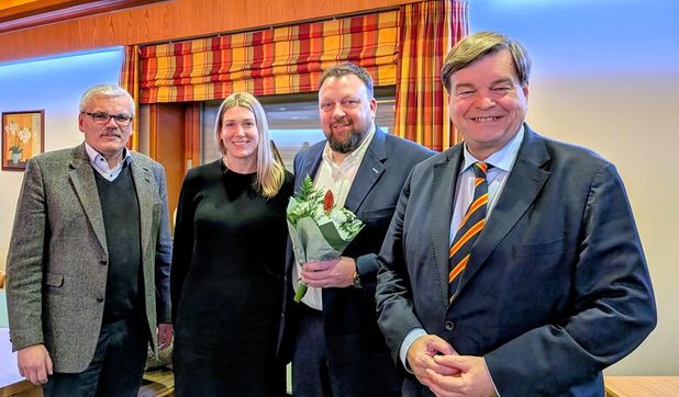 Gunnar Böse (2. v. r.) freut sich über die Unterstützung seiner Parteimitglieder.