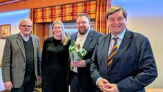 Gunnar Böse (2. v. r.) freut sich über die Unterstützung seiner Parteimitglieder.