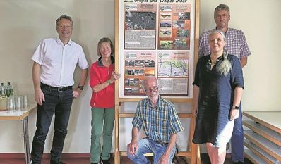 Eröffneten die Ausstellung  (v. li.): Rolf Eckhoff (DRK-Geschäftsführer Bremervörde), Kreisnaturschutzbeauftragte Dr. Christiane Looks, Joachim Looks, Ramona Riggers (Leiterin “Koopmannhof“) und Samtgemeindebürgermeister Stephan Meyer.