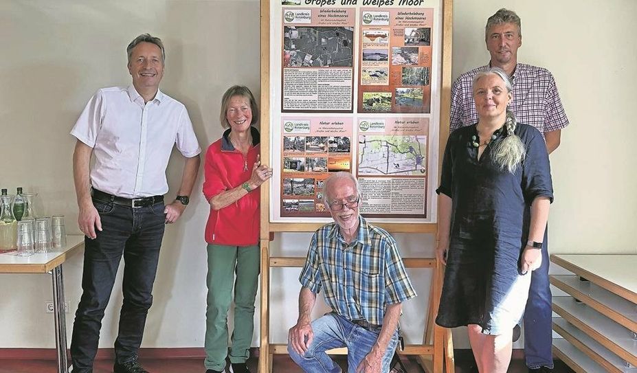 Eröffneten die Ausstellung  (v. li.): Rolf Eckhoff (DRK-Geschäftsführer Bremervörde), Kreisnaturschutzbeauftragte Dr. Christiane Looks, Joachim Looks, Ramona Riggers (Leiterin “Koopmannhof“) und Samtgemeindebürgermeister Stephan Meyer.