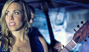 Amanda Rheaumes ist nicht nur sehr musikalisch, sondern engagiert sich auch auf humanitäre und politische Weise.