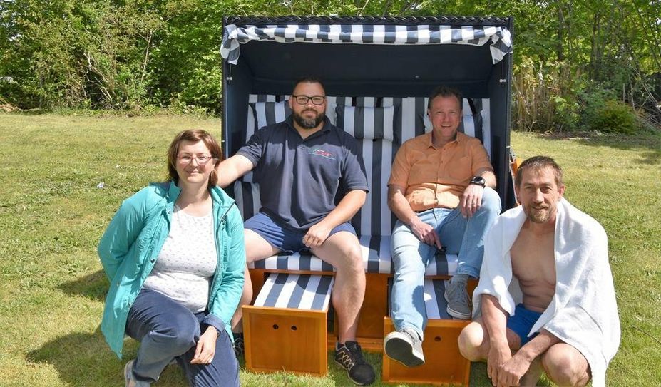 Anna Zenker (v. li.), Marcel Curras-Varela, André Holscher und Thorsten Steinberg freuen sich über die neuen Strandkörbe.