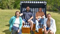 Anna Zenker (v. li.), Marcel Curras-Varela, André Holscher und Thorsten Steinberg freuen sich über die neuen Strandkörbe.