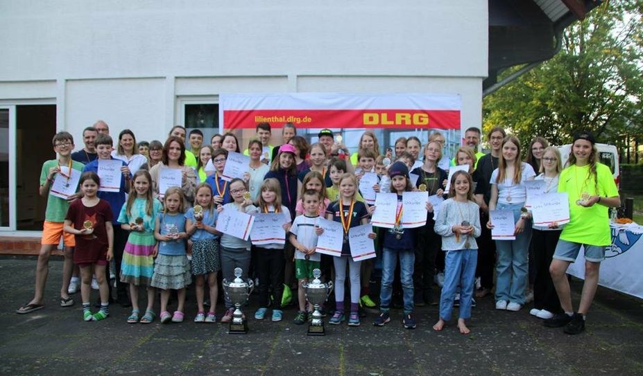 Freuen sich über ihre Auszeichnungen: die glücklichen Sieger:innen.