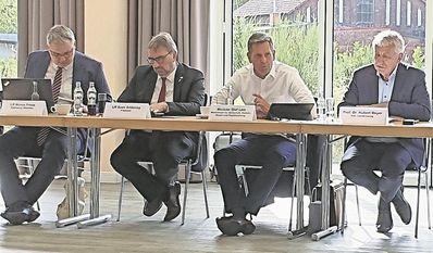 Rotenburgs Landrat Marco Prietz (li.) war Gastgeber beim Landkreuitsg, an dem u.a. auch Olaf Lies (2. v. re.) teilnahm.