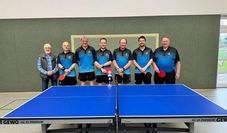 Spielleiter Klaus  Tom Suden ( links  ) gratuliert der Mannschaft des TSV Hollen zum Aufstieg in die 1. Kreisklasse.