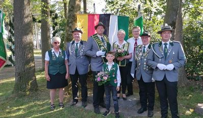 Die amtierenden Majestäten Marlene Michaelis und Christian Dittmer starten gemeinsam mit ihren Begleitern in die Schützenfestsaison.