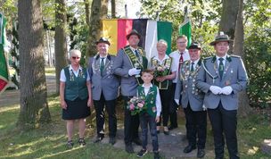 Die amtierenden Majestäten Marlene Michaelis und Christian Dittmer starten gemeinsam mit ihren Begleitern in die Schützenfestsaison.