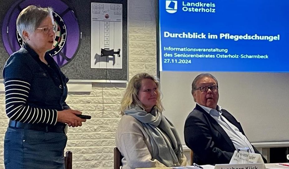 Gastrednerin Ingeborg Kück, Imke Ritthaler (Stadt Osterholz-Scharmbeck) und Harry Schnakenberg (Vorsitzender Seniorenbeirat).