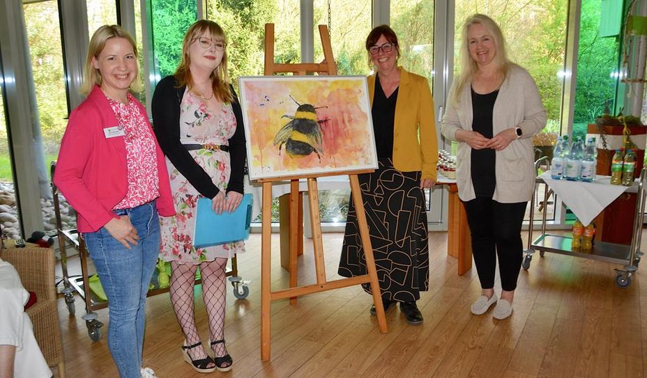 (v. l.) Sarah Mangels, Michelle Klatt, Anja Schlesselmann-Janssen und Bianka Grieschow-Pülsch freuen sich über die sehr gelungene Ausstellung im Hospiz zwischen Elbe und Weser.