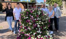 Bürgermeister Stefan Schwenke (3. v. r.) und die Sponsoren hoffen, dass sich viele Menschen an den Blumen erfreuen werden.