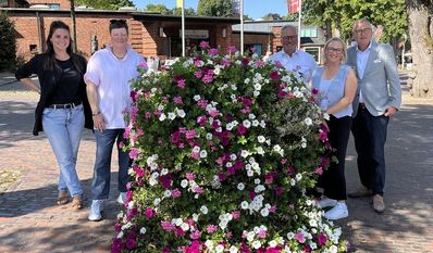 Bürgermeister Stefan Schwenke (3. v. r.) und die Sponsoren hoffen, dass sich viele Menschen an den Blumen erfreuen werden.