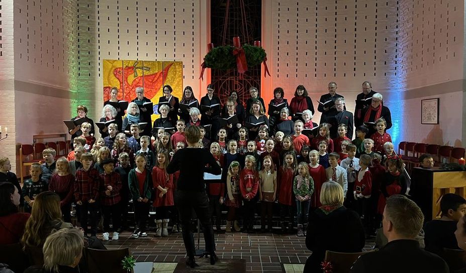 Die Sänger:innen der Kantorei zeigen sich währenddessen beeindruckt vom Mut der Kinder, die teilweise allein oder in Kleingruppen einzelne Strophen vortragen.