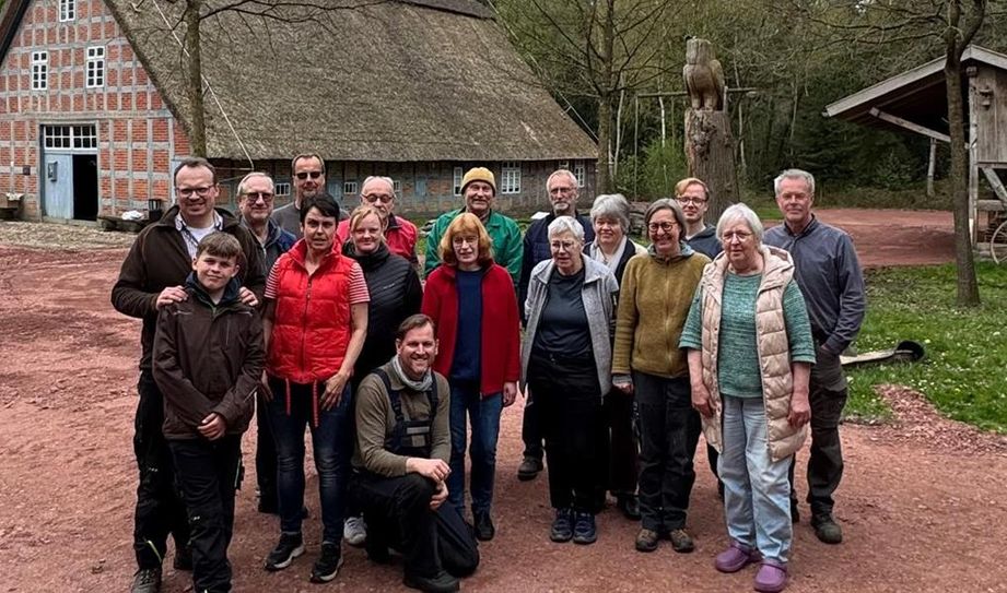 Dank der vielen Helfer:innen ist der Moorhof bereit für die neue Saison.