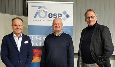 Referent Thomas Awe (Mitte) mit Axel Loos (li.) und Werner Hinrichs von der GSP Elbe-Weser.