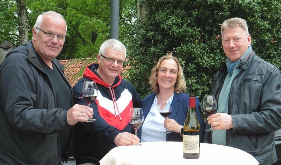 Sind schon gespannt auf die Weine (von links): Henning Müller (HamRock), Ludger und Mareike Kalmer (Heimatverein Ströhe/Spreddig) und Jens Brauns (FC Hambergen). Foto: mf