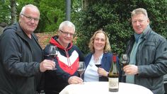 Sind schon gespannt auf die Weine (von links): Henning Müller (HamRock), Ludger und Mareike Kalmer (Heimatverein Ströhe/Spreddig) und Jens Brauns (FC Hambergen). Foto: mf