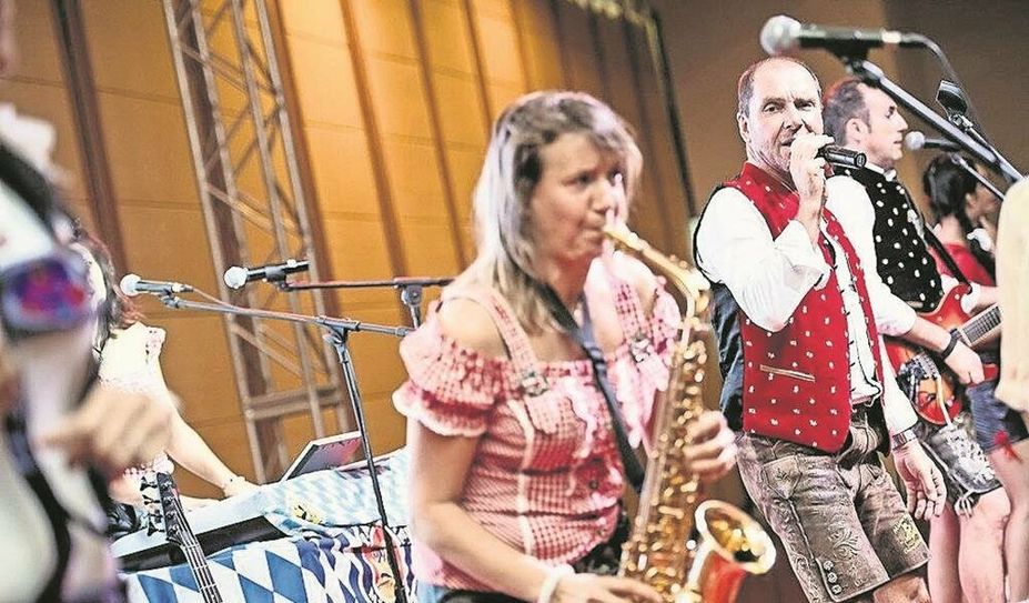 Die „Münchner Gaudiblosn“ sorgen in der Schützenhalle für beste Oktoberfest-Stimmung.