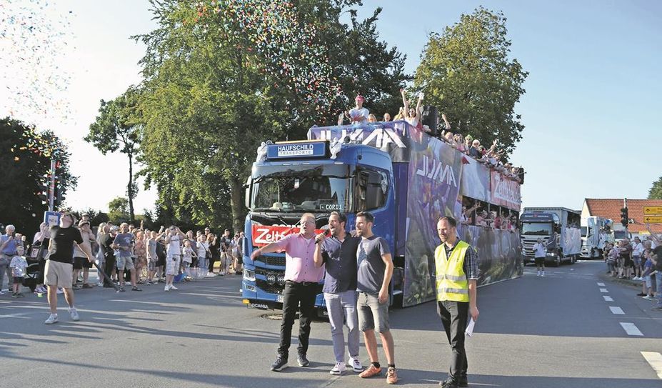 Manfred Knust (v. li.), Daniel Schneider, Frank Springer und Michael Tiedemann mit den Börde Move-Trucks im Hintergrund.