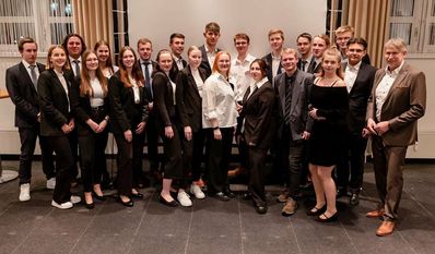 Marco Tulodetzki vom Vorstand der Sparkasse (re.) mit den Teilnehmenden des diesjährigen Management Information Games.