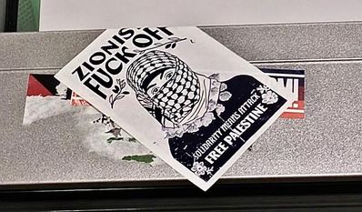 „Zionist Fuck Off“ - Da die Aktivisten entscheiden, welcher Jude Zionist sei, vermittelt der Nachsatz „Solidarity means attack“ eine unmittelbare Bedrohung für jüdische Studierende.
