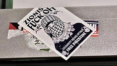 „Zionist Fuck Off“ - Da die Aktivisten entscheiden, welcher Jude Zionist sei, vermittelt der Nachsatz „Solidarity means attack“ eine unmittelbare Bedrohung für jüdische Studierende.